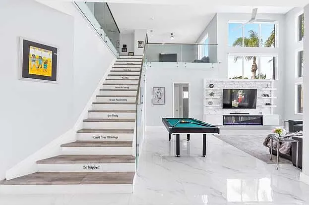 5 bed, 4.0 bath, 4293 sqft, $15,900 — Photo 4