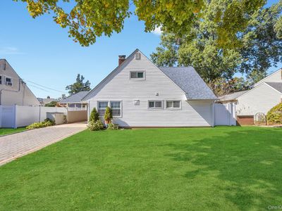 16 Cloister Lane, Hicksville, NY, 11801