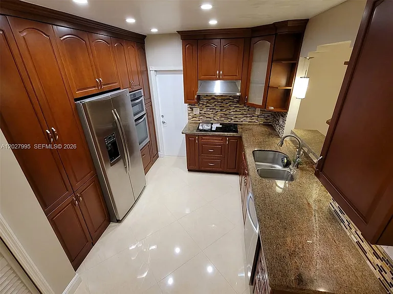 1662 SW 19th Ave — Photo 8