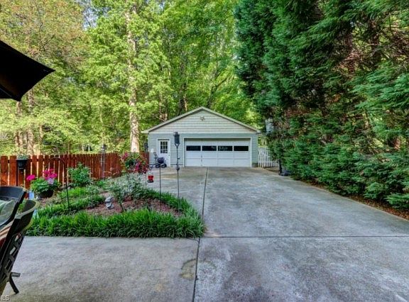 5th image of 2124 Belmont Dr