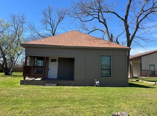 1711 Oriental St, Bonham, TX 75418