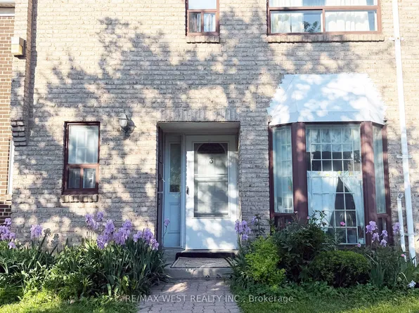 19 Gosford Blvd #3, Toronto, ON M3N 2G7