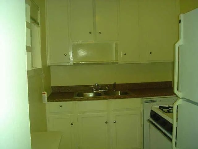 1 bed, 1.0 bath, 7860 sqft, $900 — Photo 3