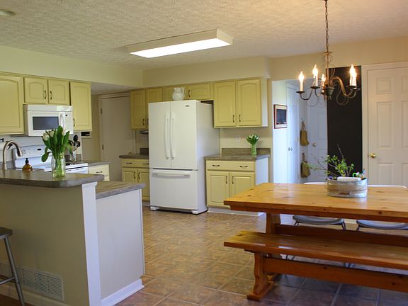 3rd image of 2359 Parklawn Dr