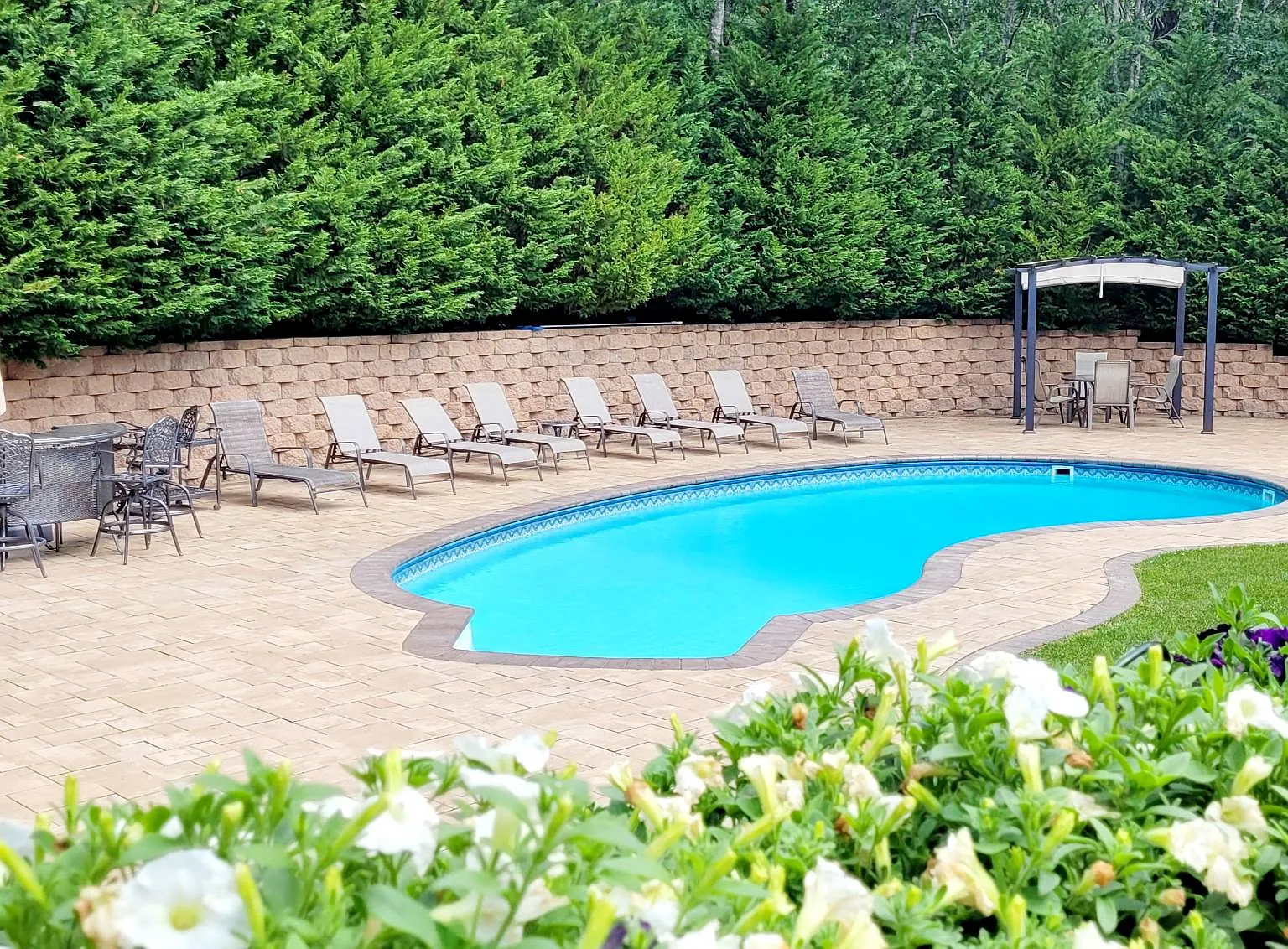 Chic Southampton Pines 5 bedroom with Heated Pool in East Quogue — Photo 3