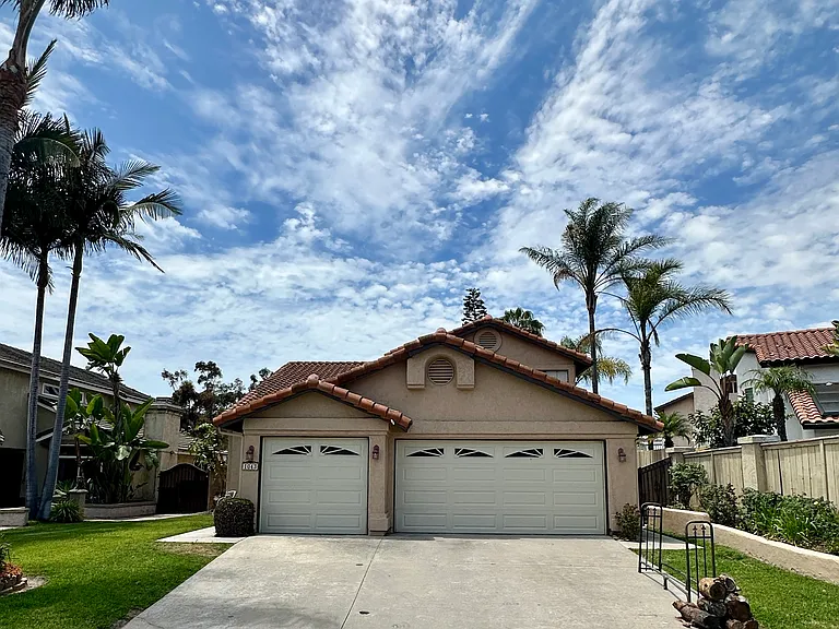 1043 Cordova Dr — Photo 2