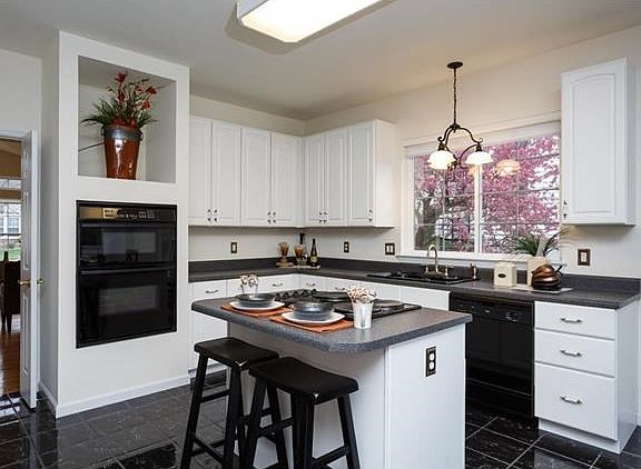 Dynomite kitchen perfect for entertaining!