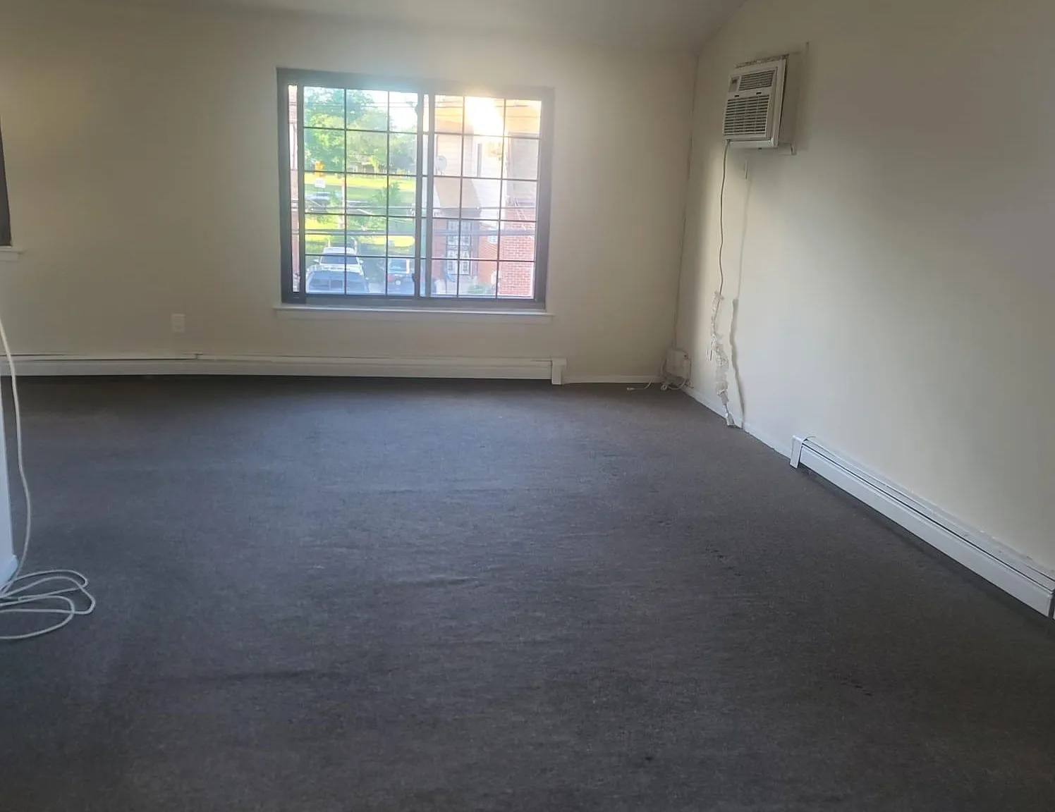 3 bed, 1.5 bath, 2042 sqft, $3,000 — Photo 2