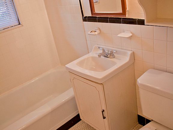 4th image of 809 College Ave APT 17