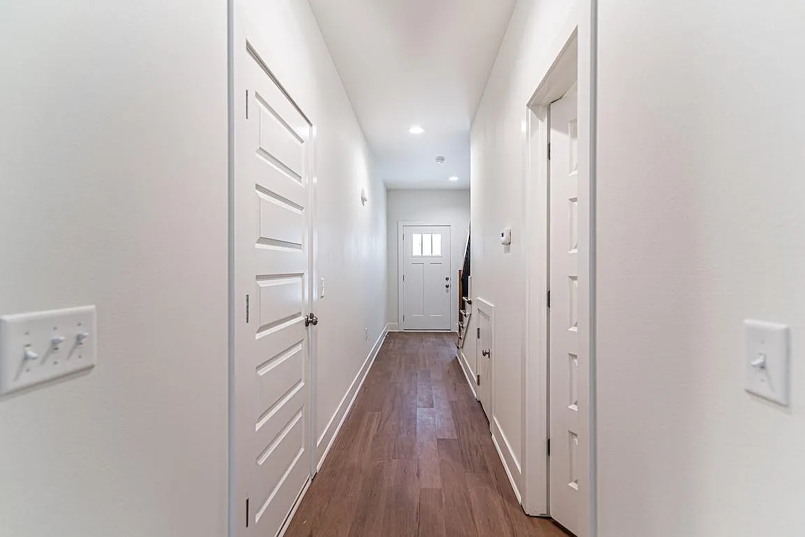 2919 W Walnut St — Photo 4