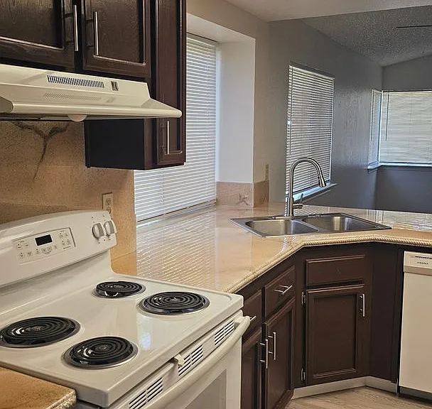 385 Portsmouth Ave — Photo 15
