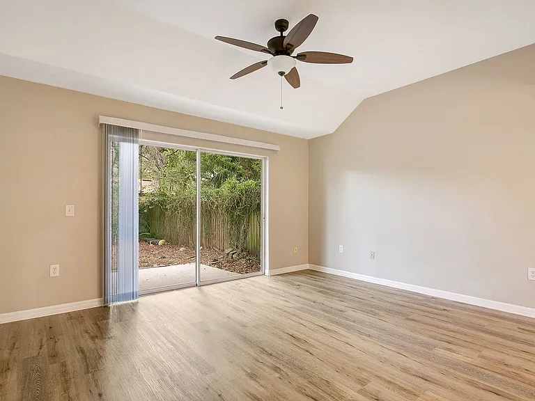 225 E Pine Ave — Photo 10