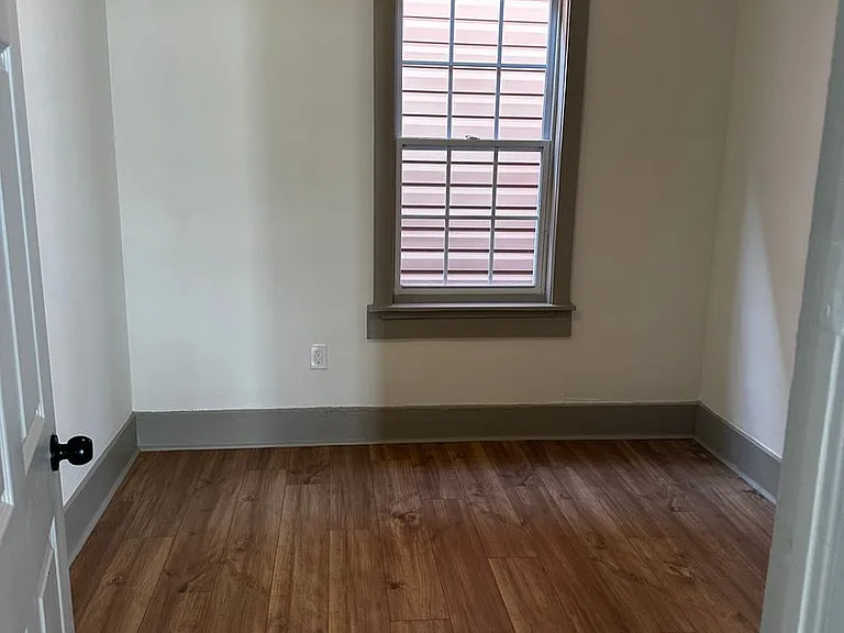 915 W Victory Dr — Photo 5
