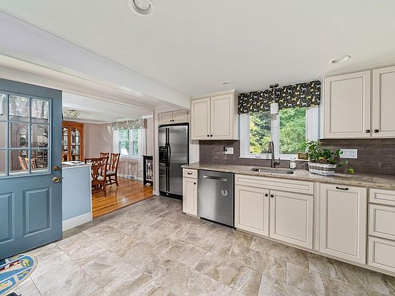 4th image of 29 Blossom Ln
