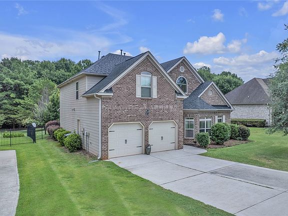 3rd image of 144 Buckland Dr