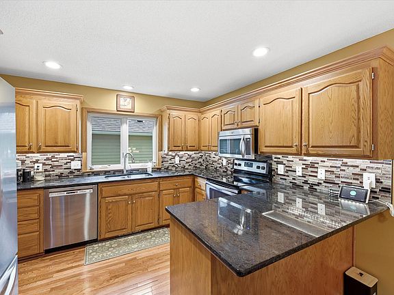 3rd image of 4658 Wildwood St