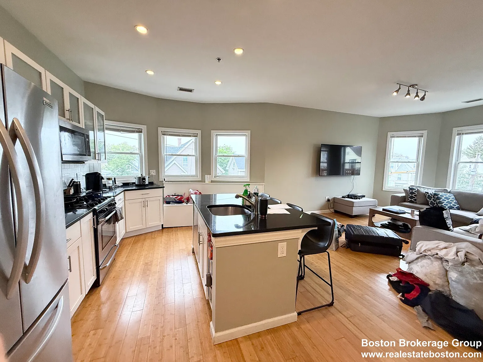 4 bed, 1200 sqft, $5,650 — Photo 2