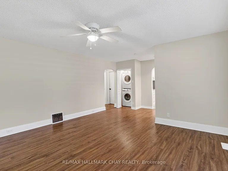 30 Penetang St — Photo 4