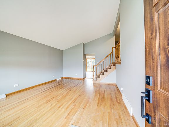 3rd image of 9717 Mayfield Ave