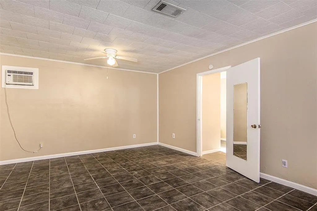 5 bed, 2700 sqft, $2,300 — Photo 4