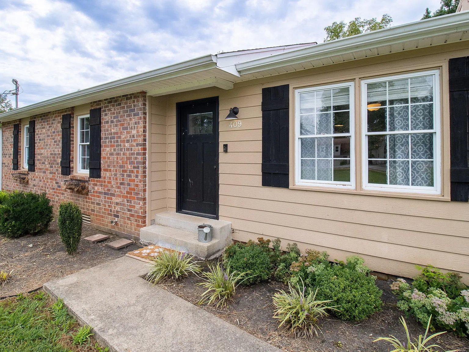 3 bed, 1.5 bath, 1209 sqft, $1,850 — Photo 1