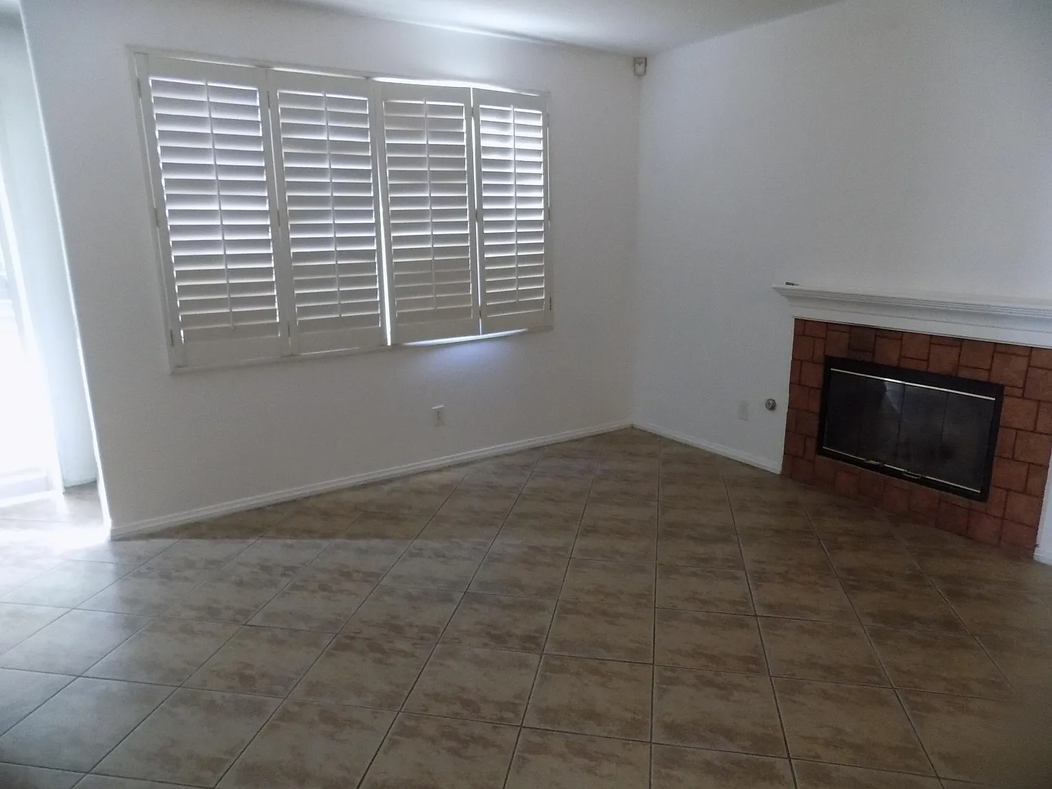 5 bed, 2268 sqft, $3,895 — Photo 2
