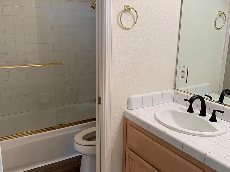 4020 Eastwood Village Ln — Photo 10