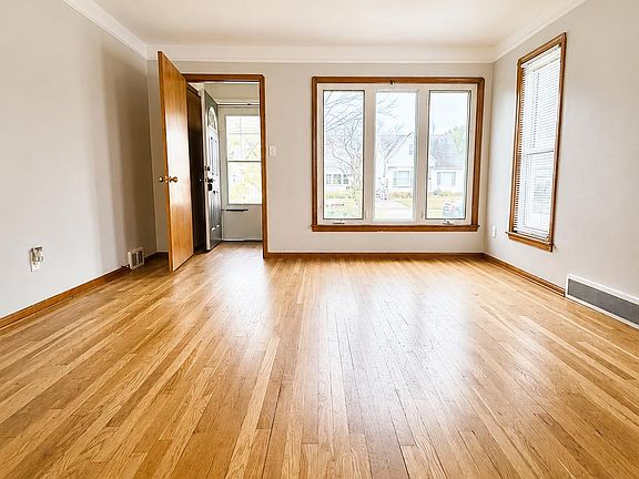 2nd image of 4706 Redfern Rd