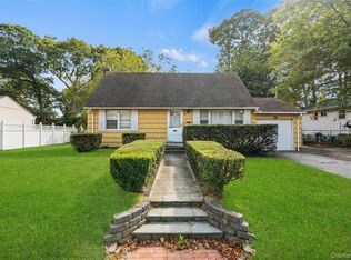 32 Phelps Ln, North Babylon, NY 11703