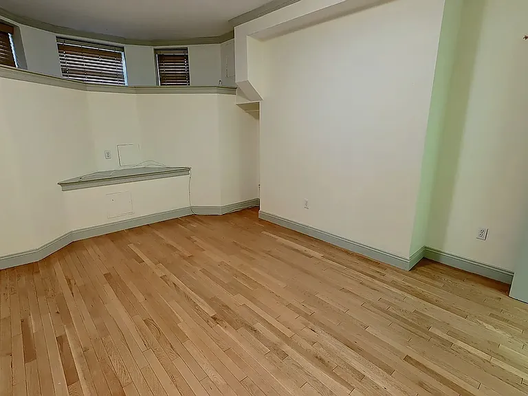 531 Newbury St — Photo 5
