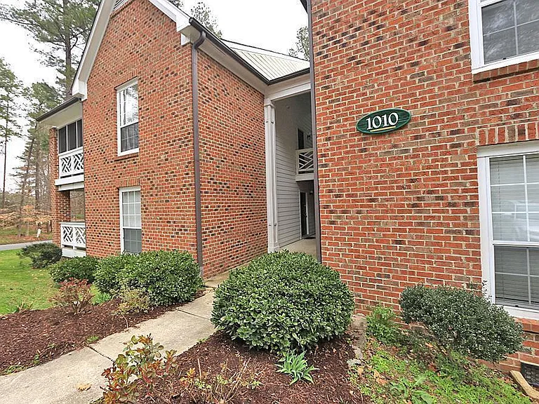 1010 Kingswood Dr #J — Photo 1