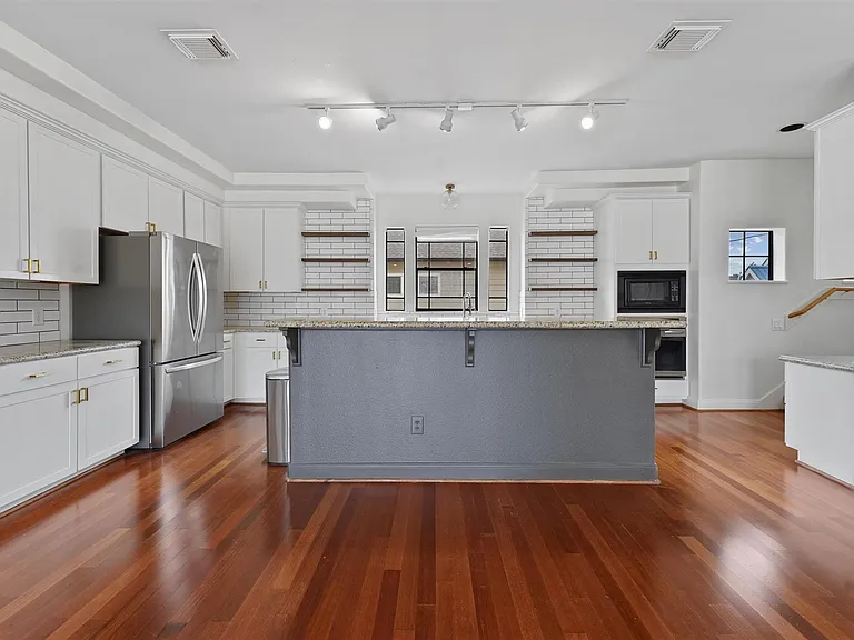 2402 Calumet St #D — Photo 5