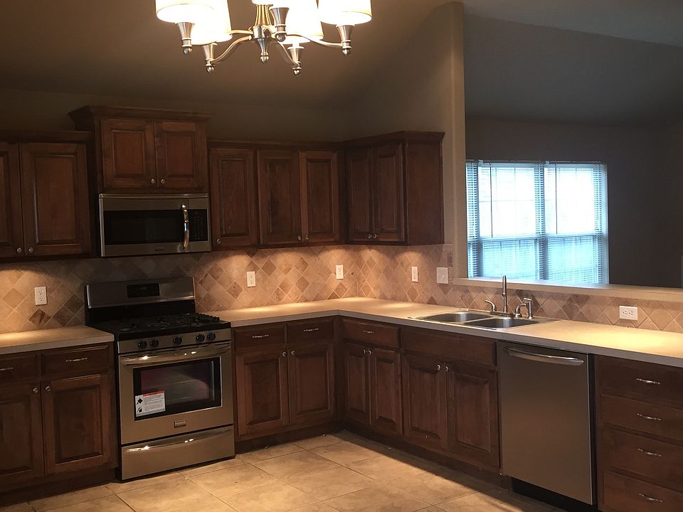 Kitchen w/ new appliances