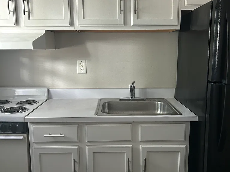 1209 Hollywood Ave — Photo 3