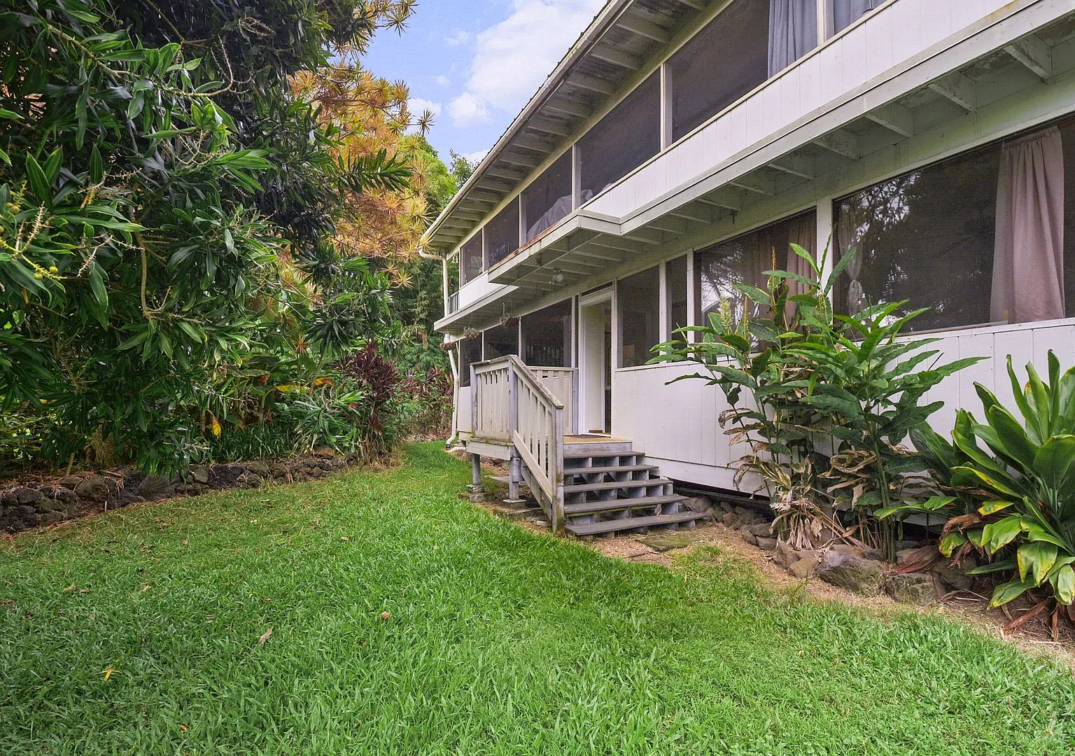 Tropical 3 Bedroom Retreat on Coffee Farm in Kealakekua — Photo 3