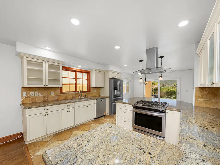 5830 Mott St — Photo 13