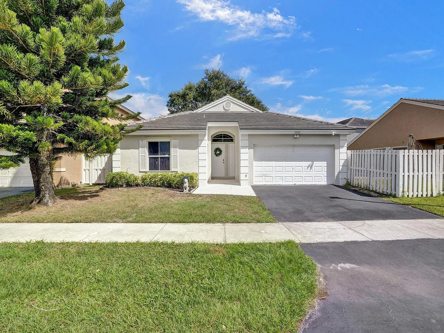 3 bed, 2.0 bath, 1609 sqft, $3,950 — Photo 2