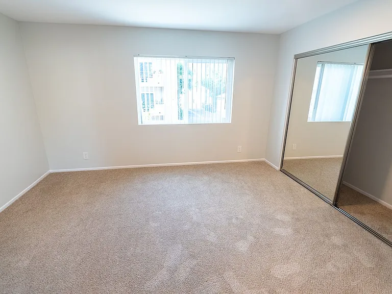 110 S Sweetzer Ave — Photo 63