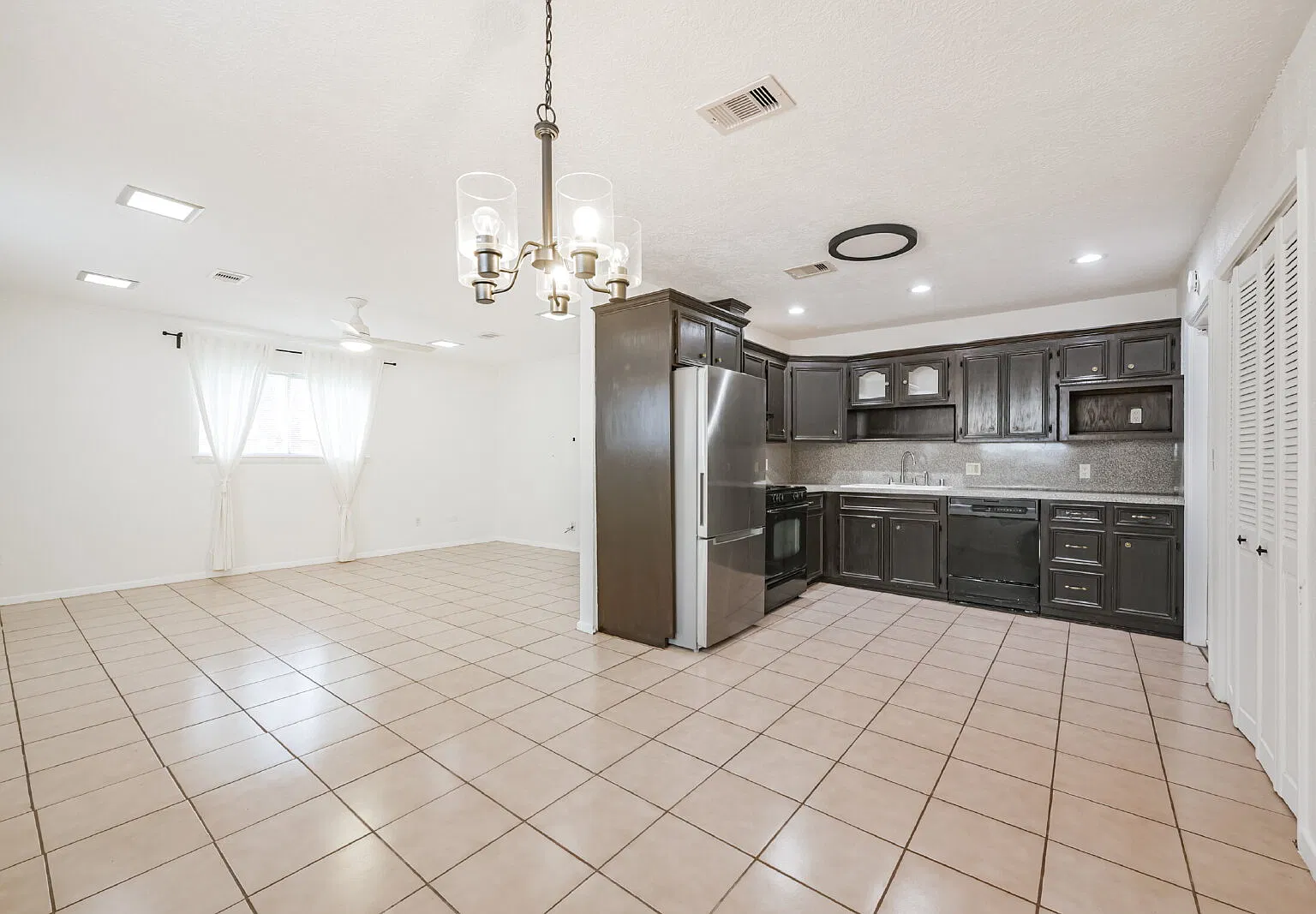3 bed, 1.5 bath, 1150 sqft, $1,900 — Photo 1