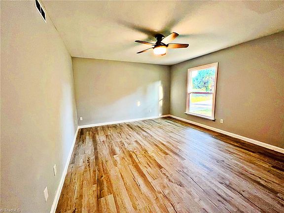 3rd image of 507 Lama St