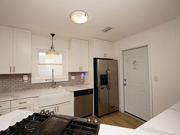 4th image of 128 Midland Ct