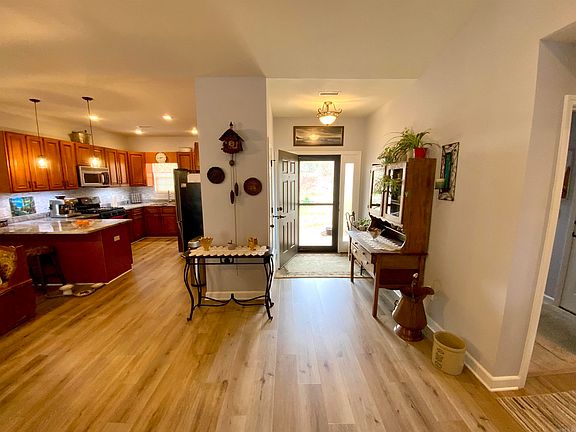 4th image of 715 Summer Heights Dr