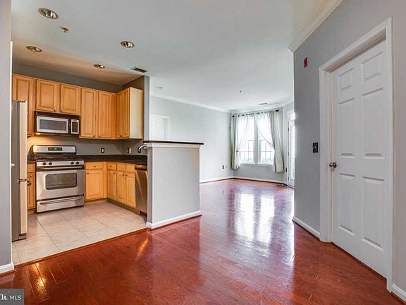4th image of 2465 Army Navy Dr #1106