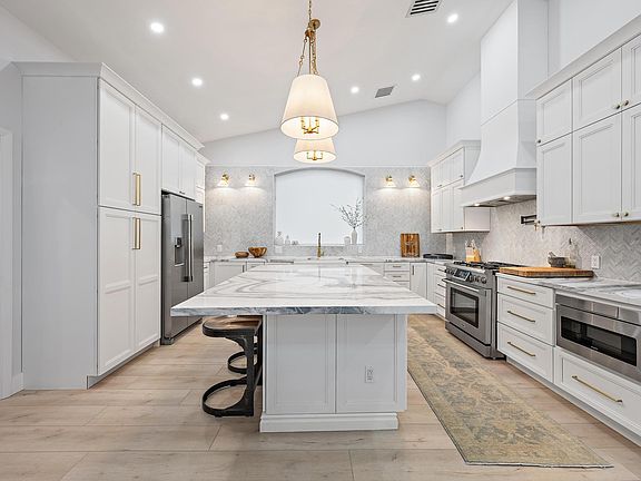 4th image of 10263 Allamanda Circle