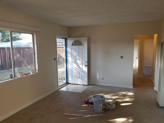3rd image of 221 E 220th St