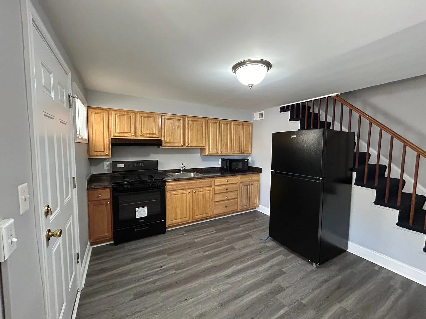 3 Bedrooms and 1.5 baths Available! — Photo 2