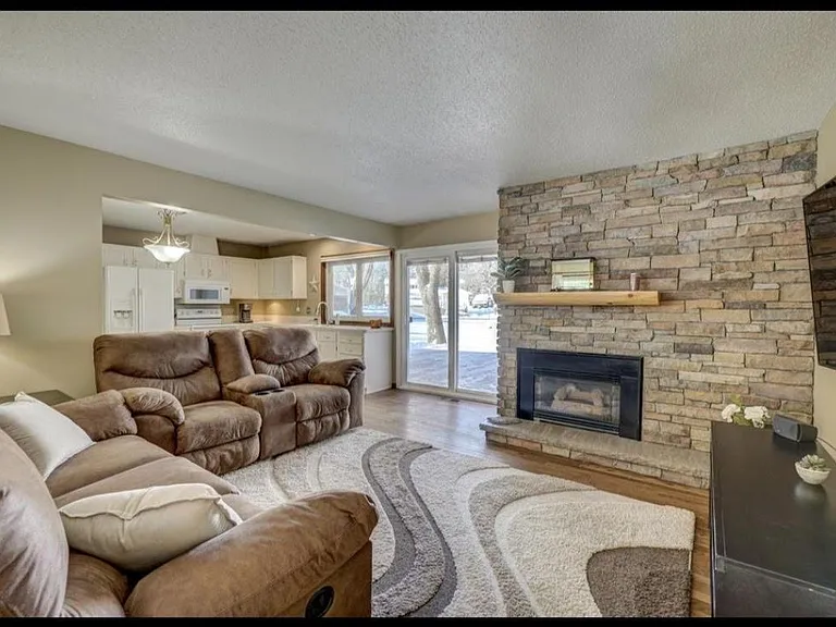 1116 Woodhill Dr — Photo 3