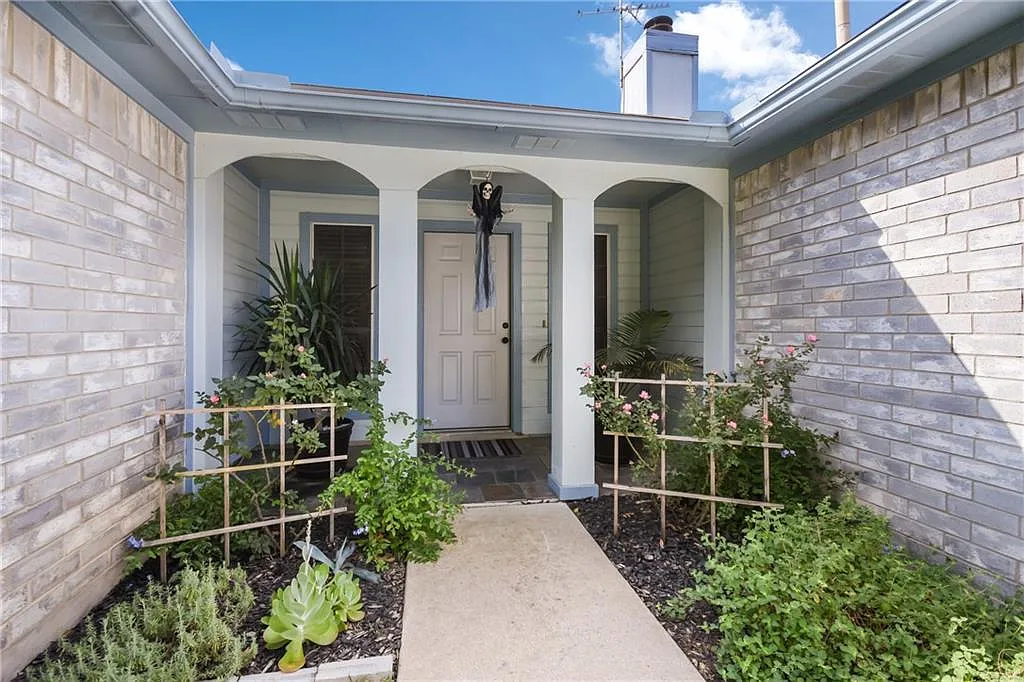 3 bed, 2.0 bath, 1240 sqft, $2,145 — Photo 4