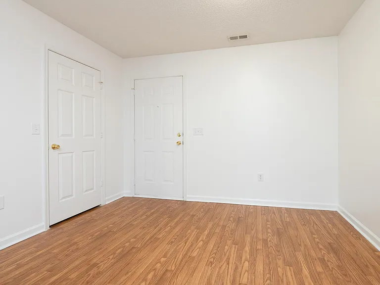 Crown Point at Kingsport Drive — Photo 35