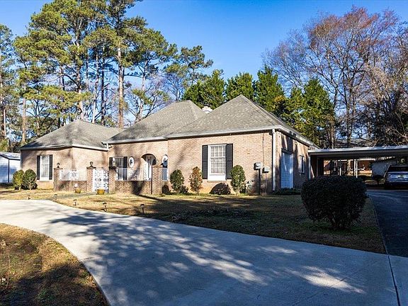 2nd image of 903 Tucker Rd